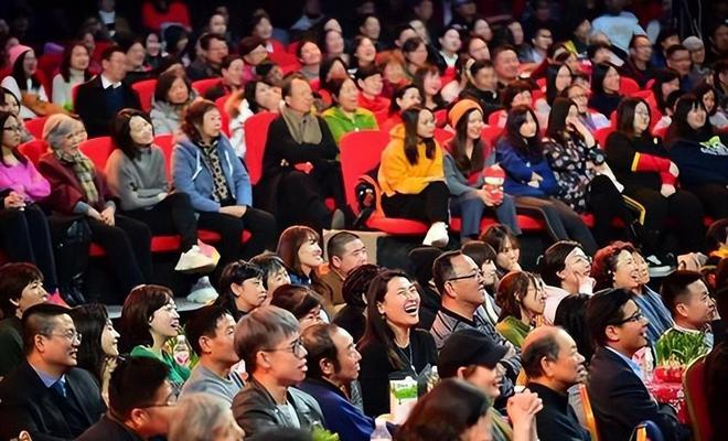看台上观众欢呼得不亦乐乎